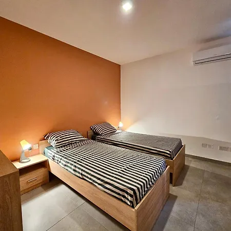 Bright & Spacious 3br Great Location アパート セント・ポールズ・ベイ