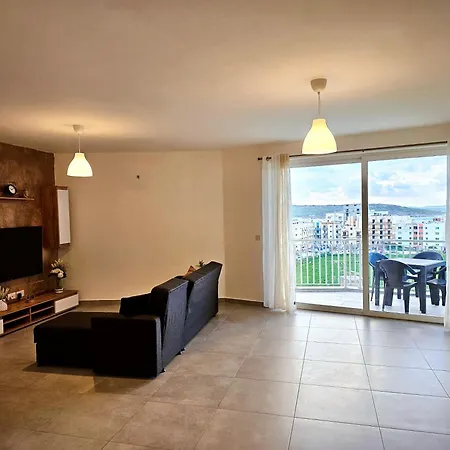 Bright & Spacious 3br Great Location アパート
