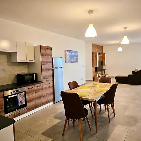 Bright & Spacious 3br Great Location アパート *
